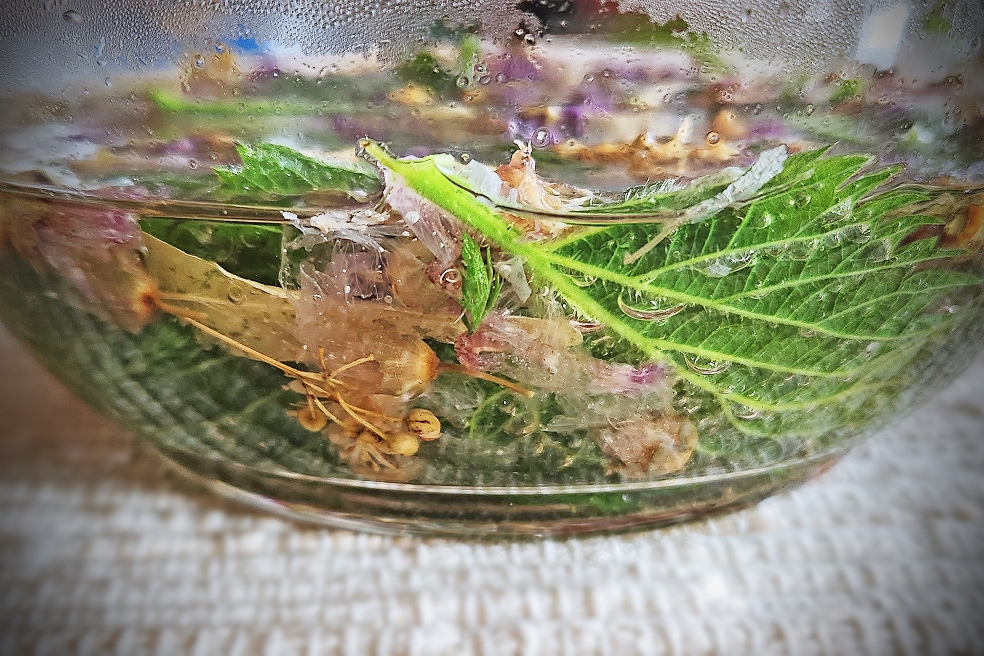 Piedras frías de cuarzo combinadas con aceites esenciales para tratamiento facial natural