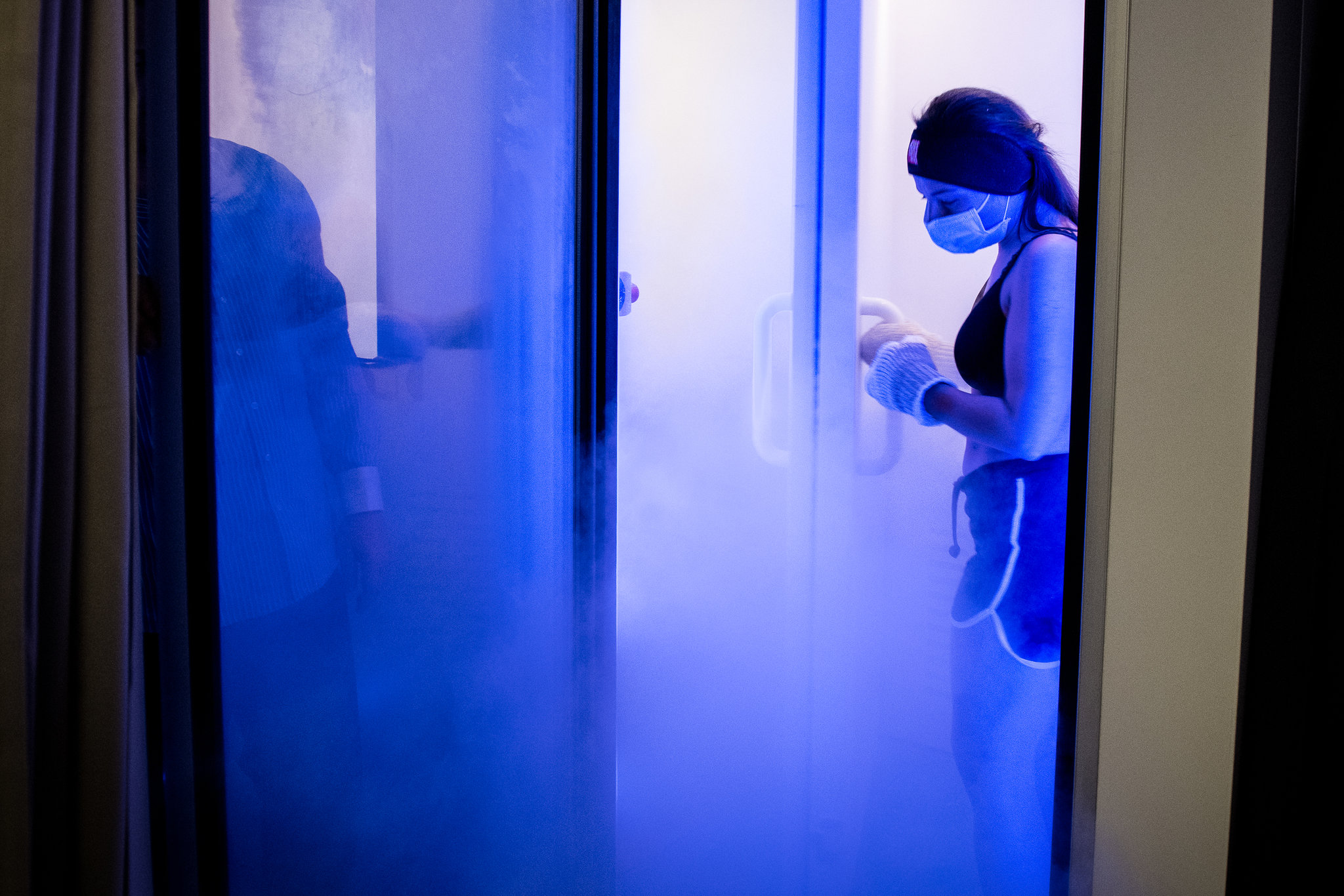 Profesional monitorizando biomarcadores de fatiga para distinguir origen inflamatorio de metabólico