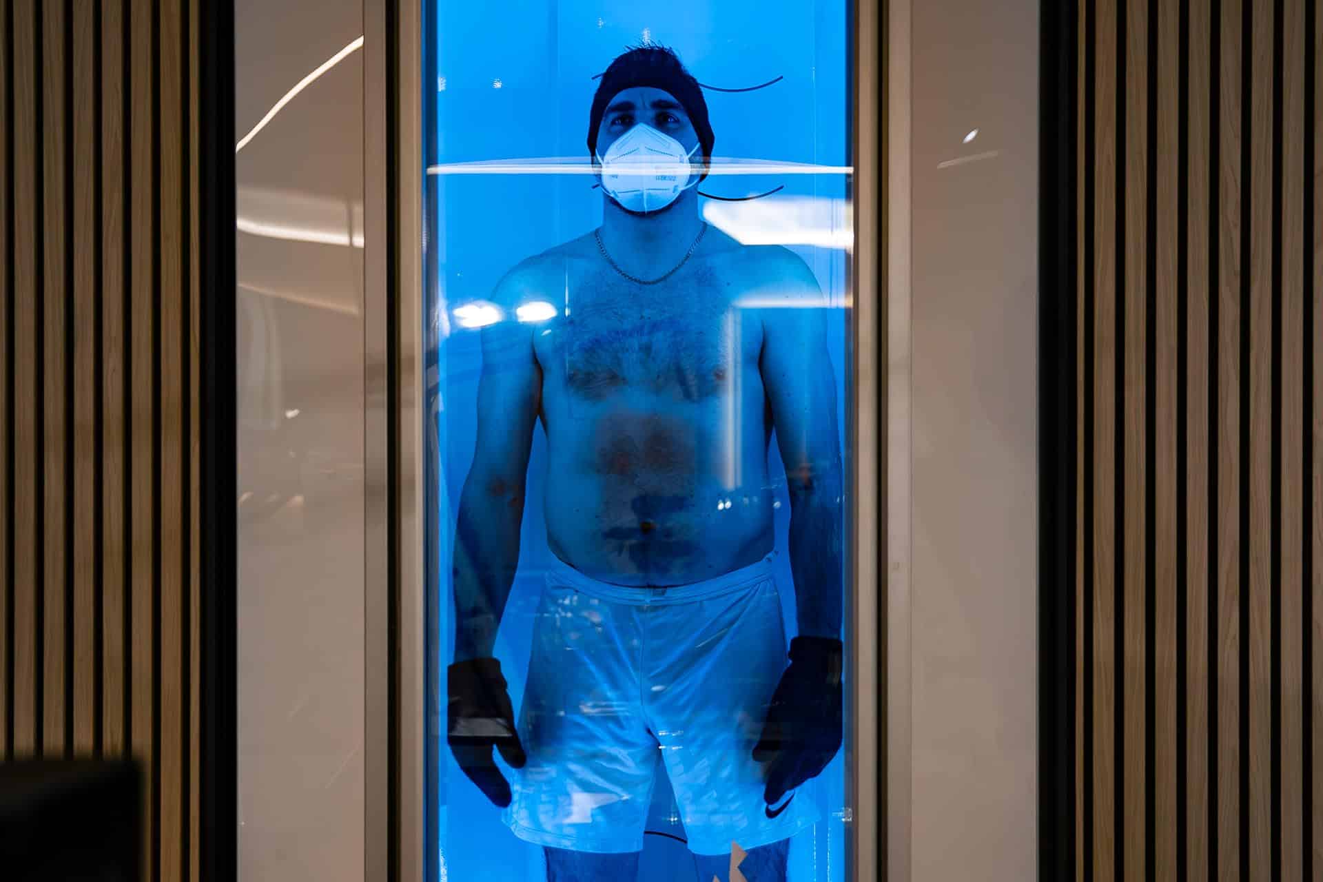 Aplicación localizada de crioterapia en piernas mostrando enrojecimiento por vasodilatación reactiva