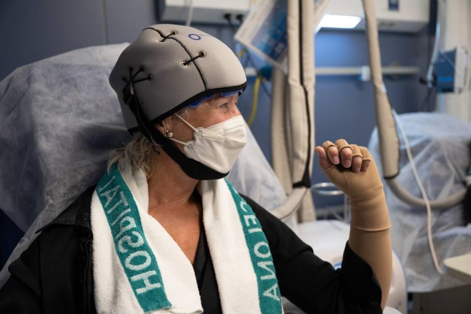 Aplicación de crioterapia capilar en cuero cabelludo con dispositivo de frío controlado