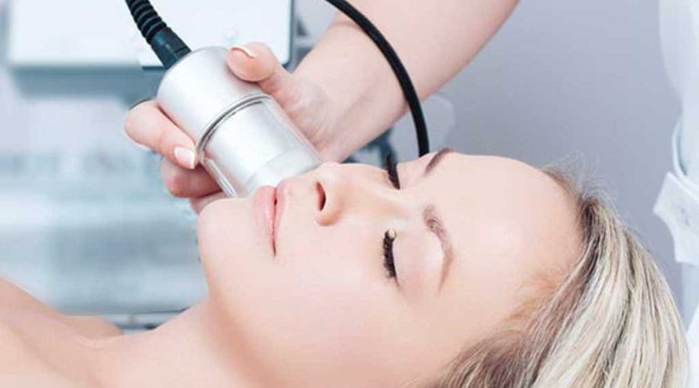 Aplicación de crioterapia facial controlada sobre rostro en centro especializado