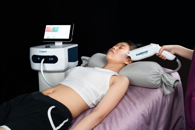 Aplicación profesional de crioterapia localizada sobre piel corporal en sesión de limpieza profunda