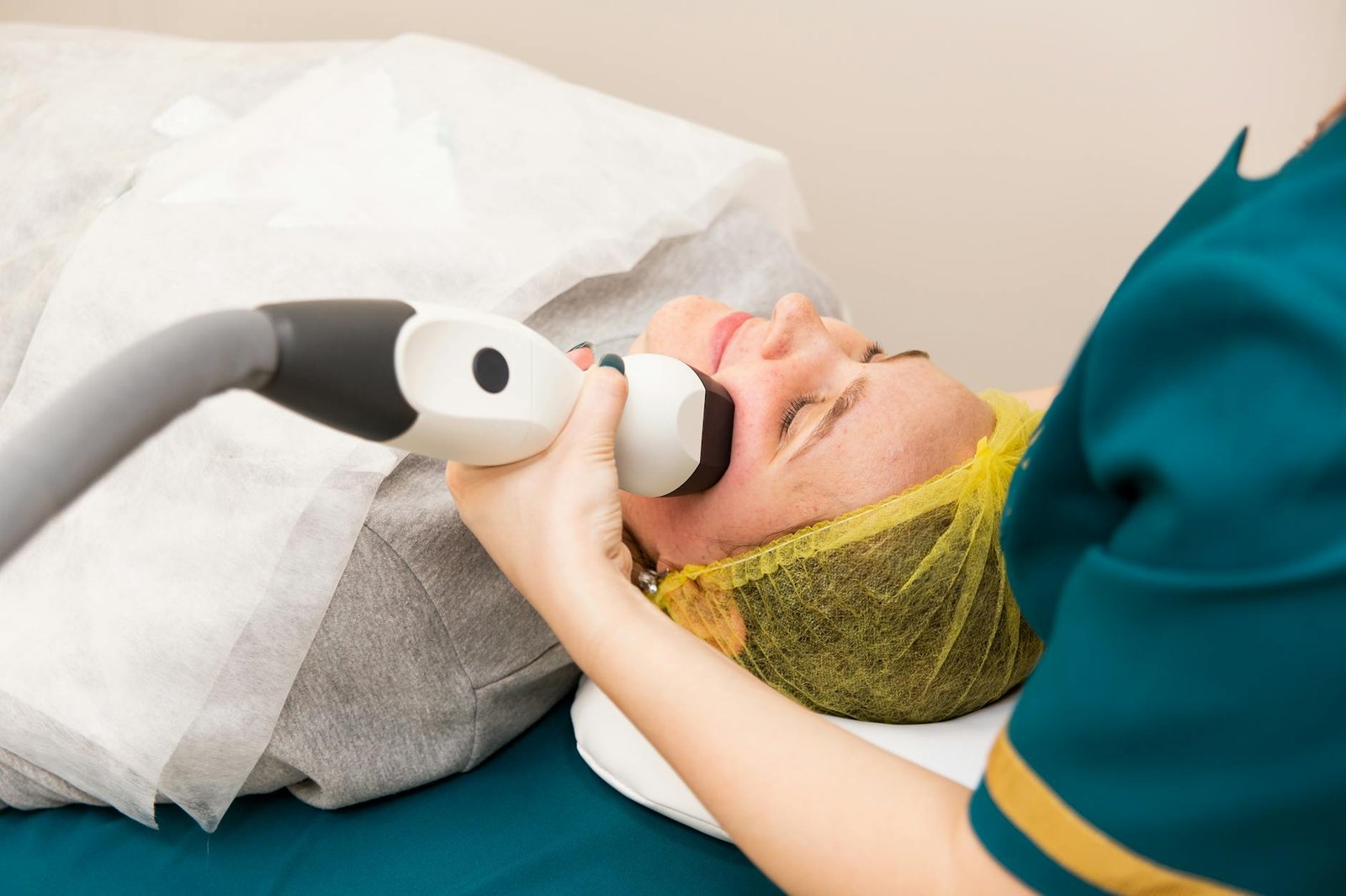 Aplicación de frío controlado en zona facial durante sesión de cabina