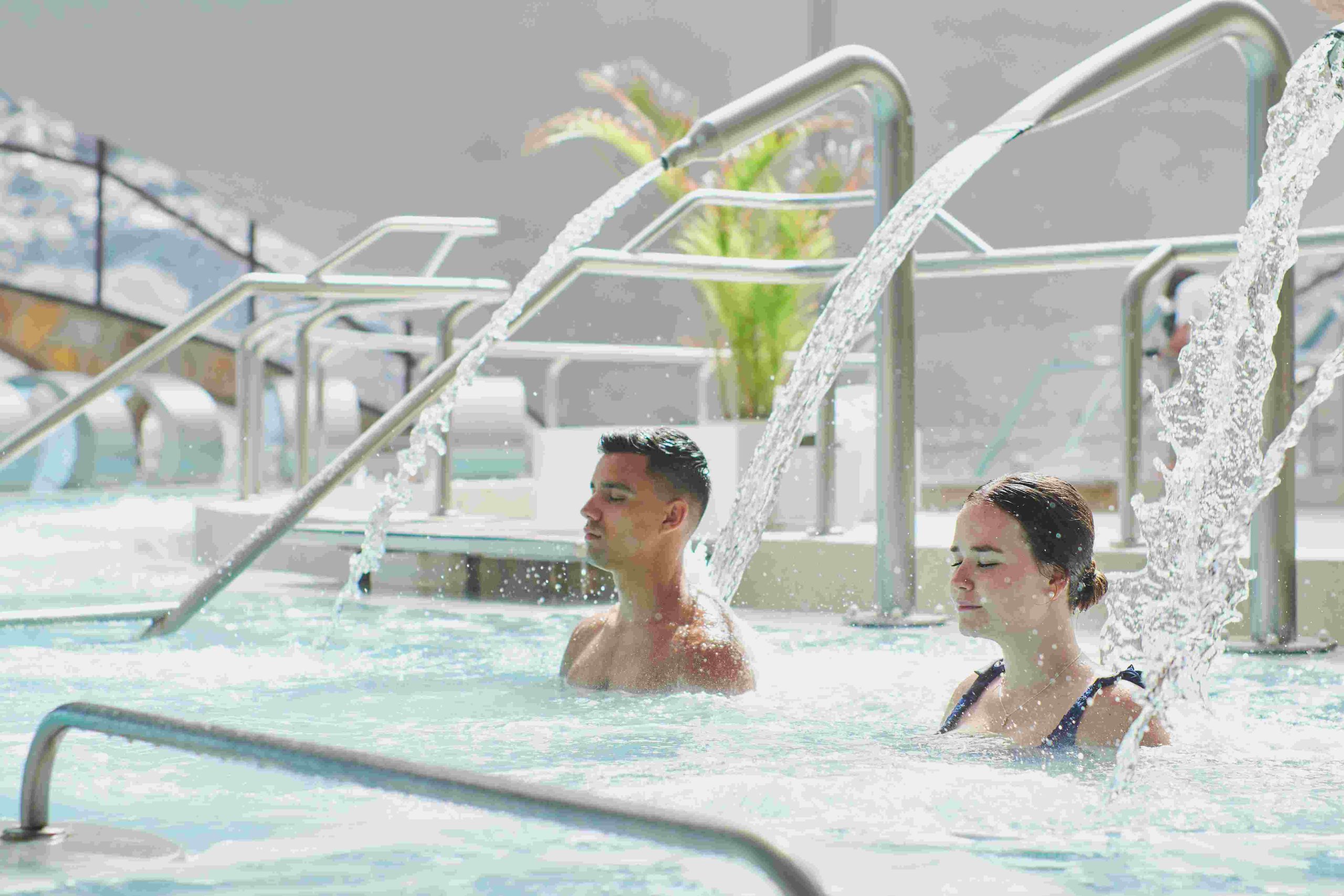 Piscina termal con vapor representando la inmersión prolongada en agua caliente