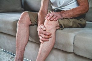 Paciente mayor en consulta de fisioterapia evaluando terapia con frío
