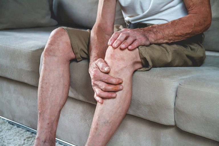 Paciente mayor en consulta de fisioterapia evaluando terapia con frío