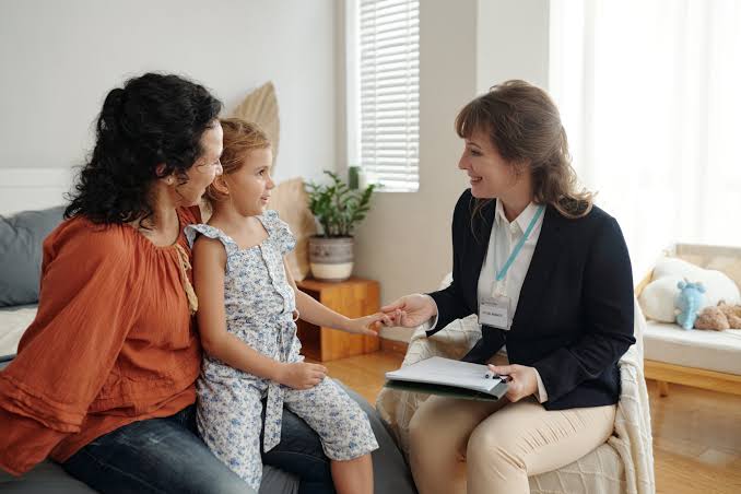 Familia y adolescente conversando con especialista sobre opciones terapéuticas