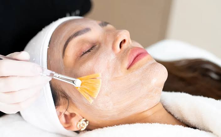 Tratamiento estético facial con protocolo de frío controlado en cabina profesional
