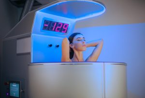 Novia en cabina de crioterapia durante sesión previa a boda