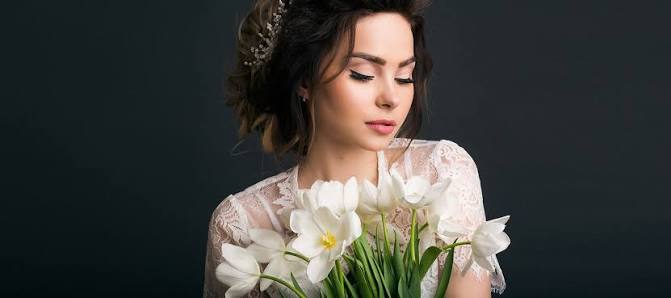 Novia sonriendo con piel luminosa el día de su boda