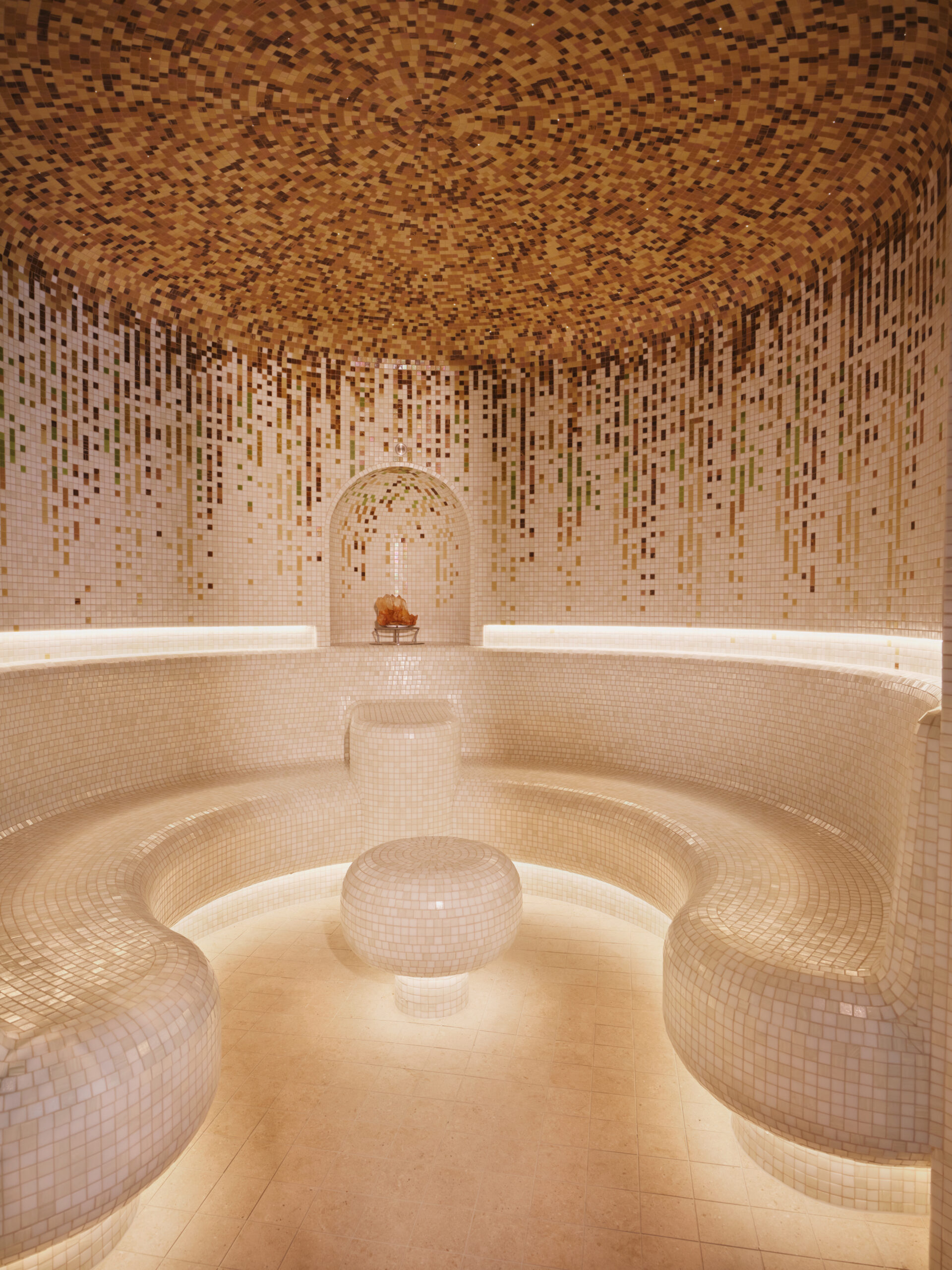 Sala de vapor con iluminación cálida en spa tradicional europeo