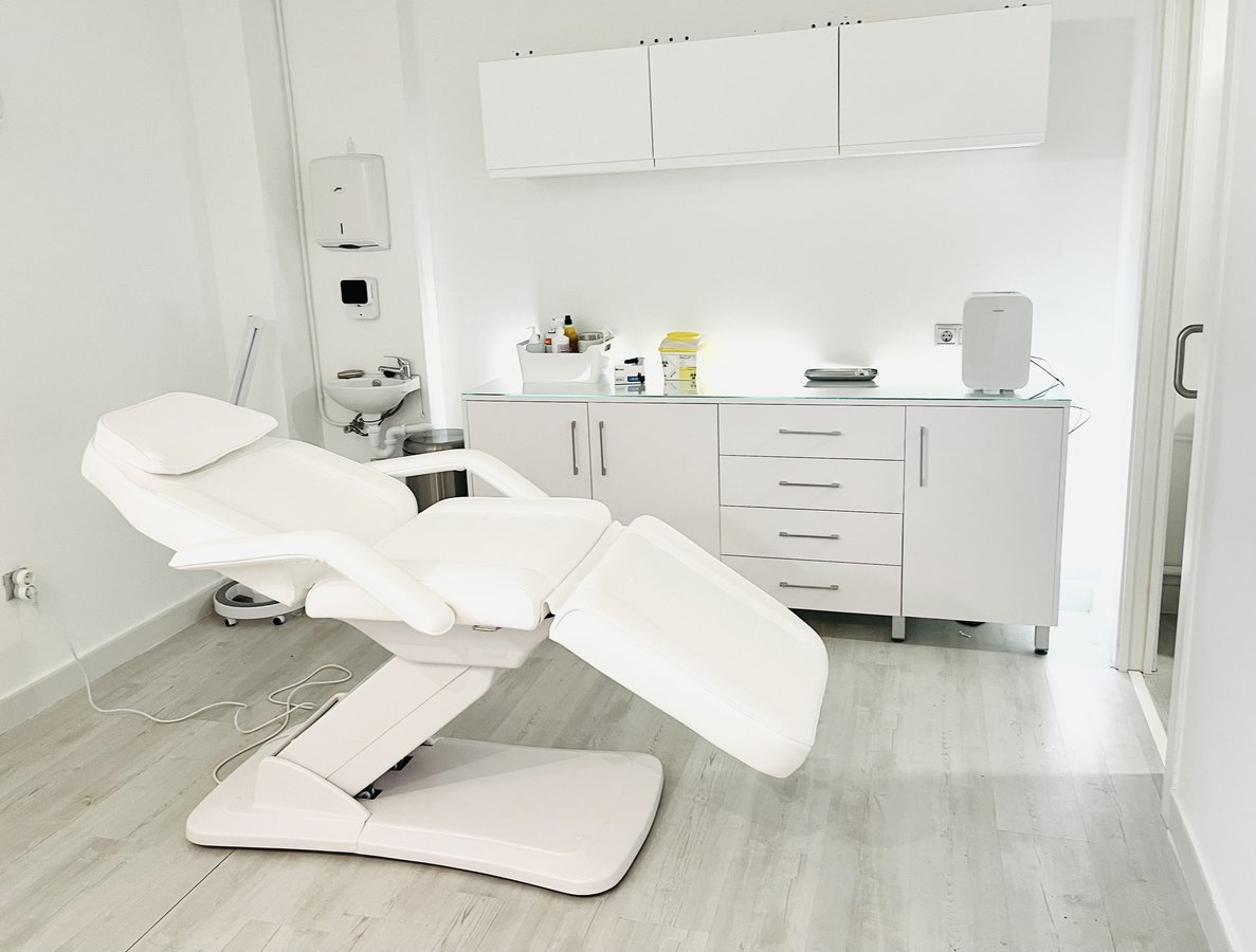 Consulta dermatológica moderna con diagnóstico previo antes del tratamiento