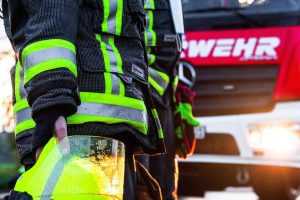 Bombero retirándose casco estructural tras intervención con estrés térmico en cuero cabelludo