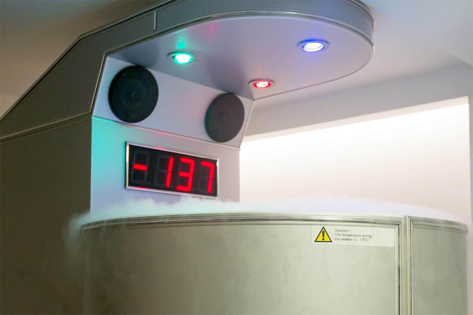 Aplicación de frío controlado localizado sobre el cuero cabelludo en cabina de tratamiento