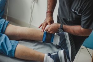 Aplicación de bolsa de gel frío envuelta en paño sobre zona corporal en consulta