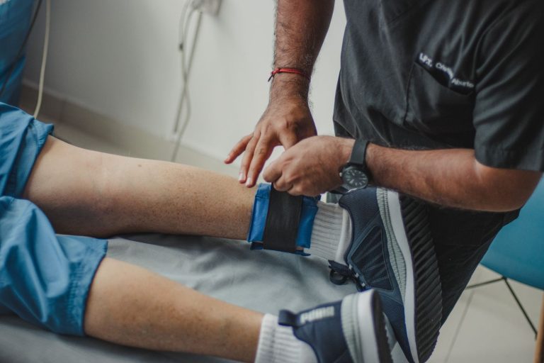 Aplicación de bolsa de gel frío envuelta en paño sobre zona corporal en consulta