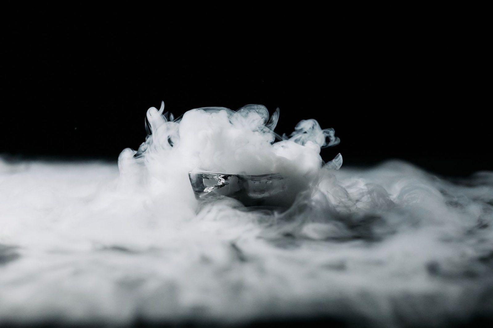 Cabina de frío extremo con vapor y persona protegida durante una sesión