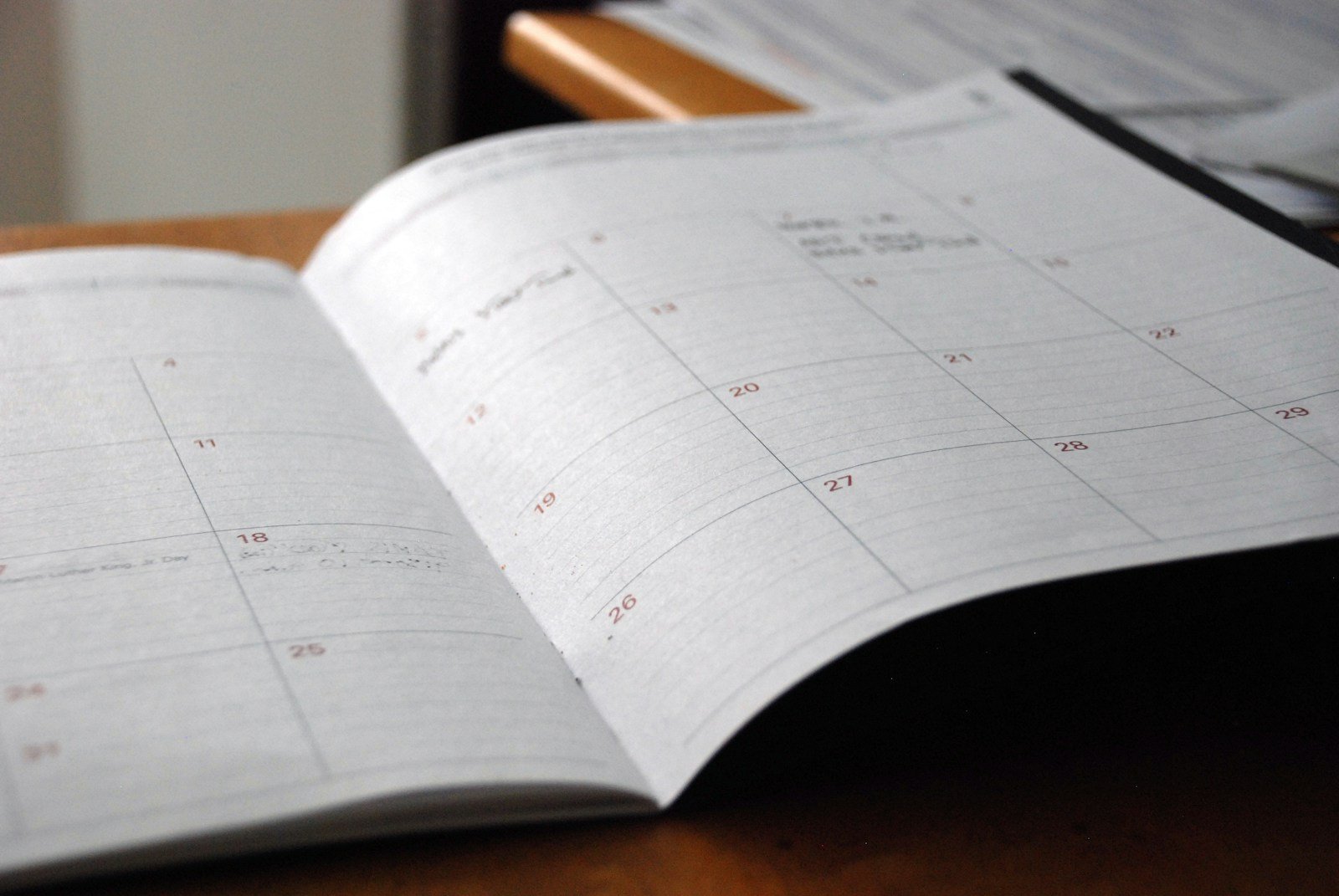 Cuaderno con calendario mensual y notas manuscritas de seguimiento de tratamiento