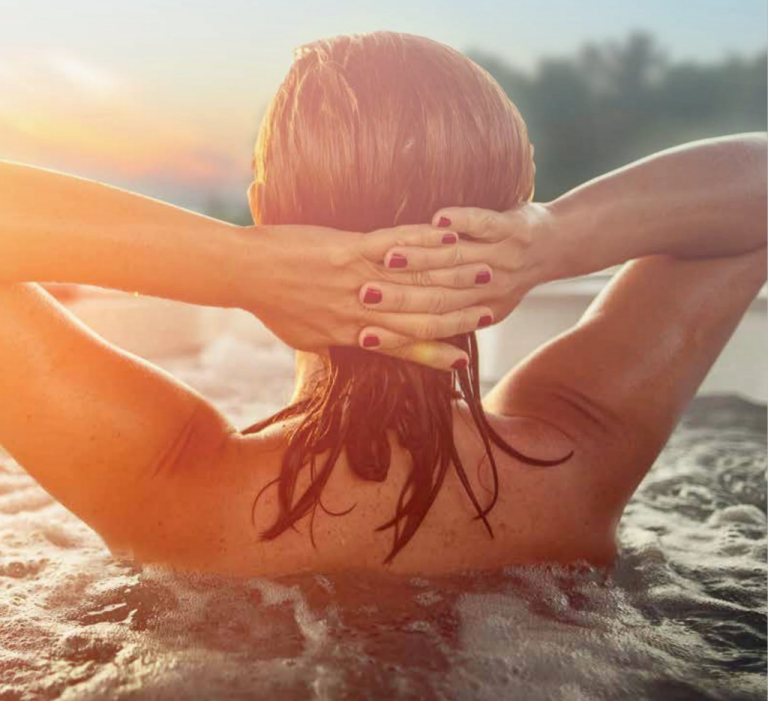 Nadadora saliendo del agua con el cabello empapado en piscina cubierta
