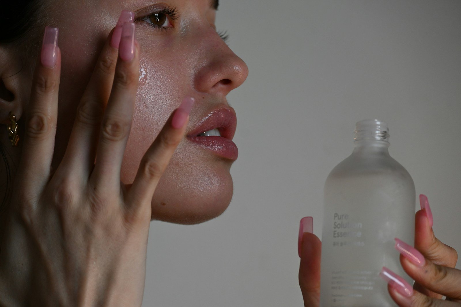 Aplicación de crema reparadora sobre el rostro durante la rutina matinal de recuperación