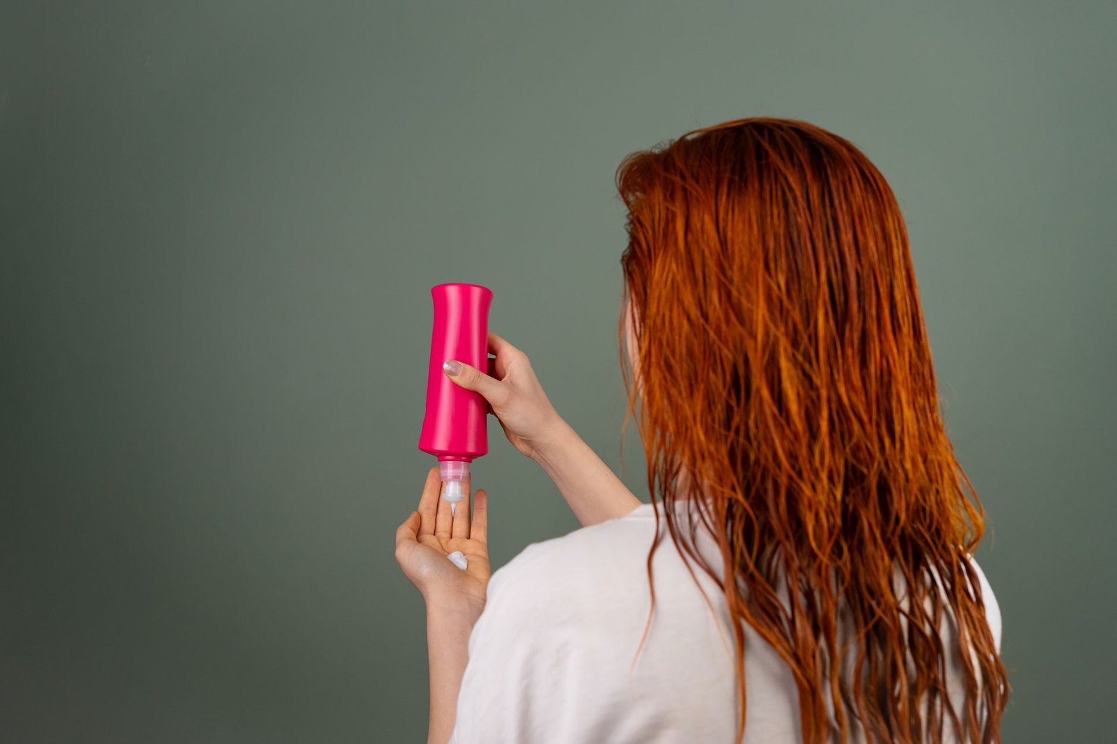 Aplicación de mascarilla hidratante sobre medios y puntas de cabello largo