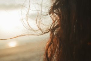 Melena expuesta al viento y la luz costera en Gran Canaria
