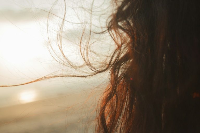 Melena expuesta al viento y la luz costera en Gran Canaria