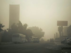 Cielo urbano velado por bruma ocre durante un episodio de polvo sahariano