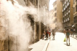 Calle urbana a mediodía durante una ola de calor con asfalto reverberando