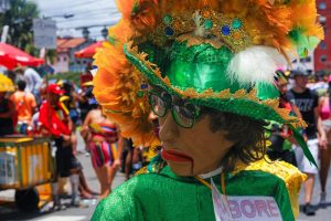 Desfile festero con trajes y tocados durante una tarde calurosa de septiembre