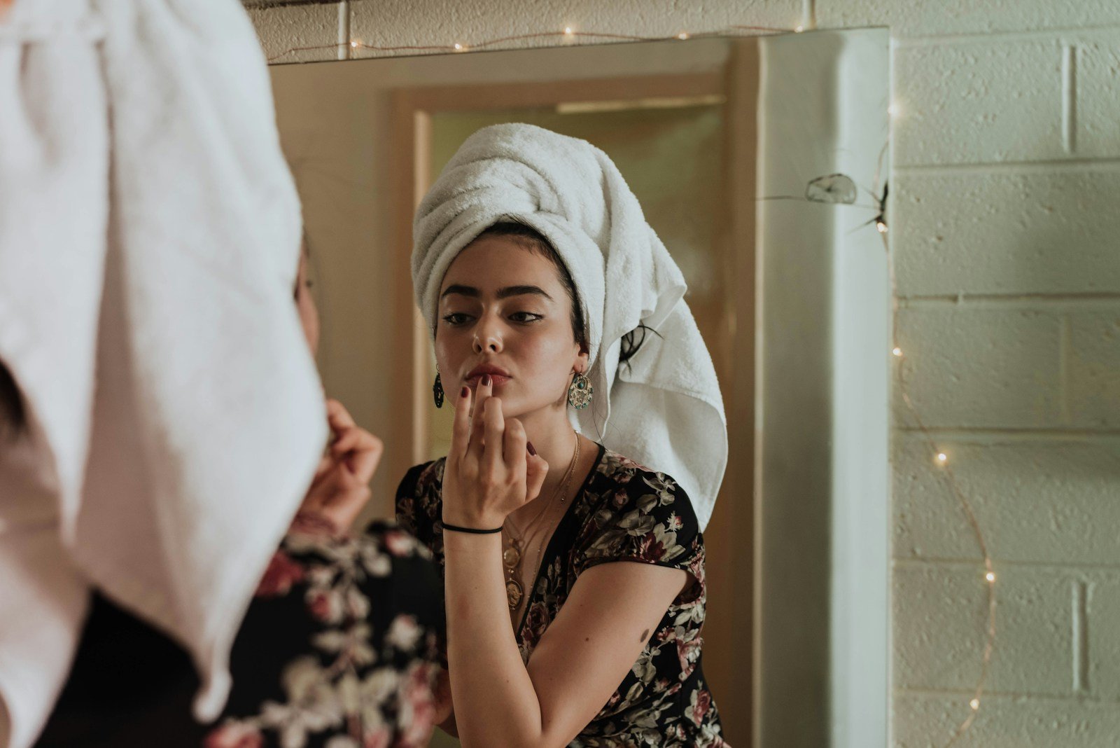 Aplicación nocturna de crema facial tras una jornada larga de desfile y maquillaje