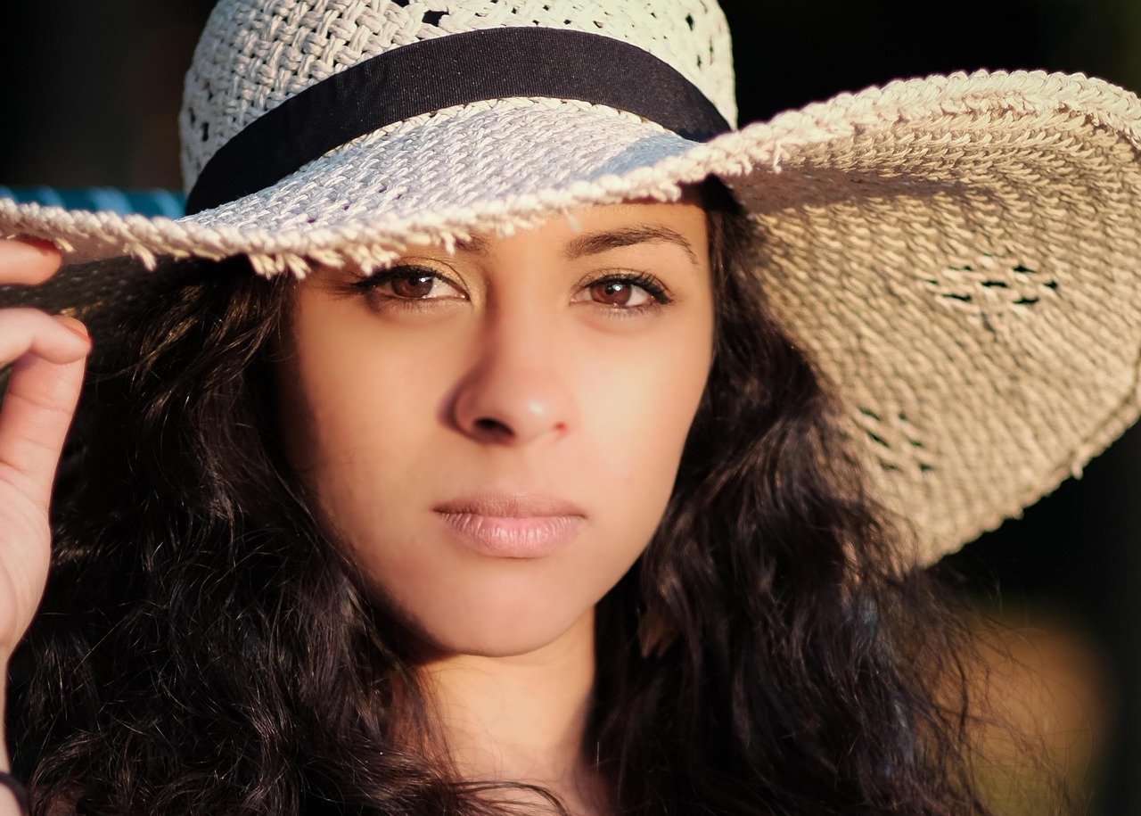 Gorra de tejido natural y botella de agua como medidas de protección frente al calor