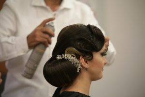 Recogido tradicional alto con peineta y horquillas visto de perfil