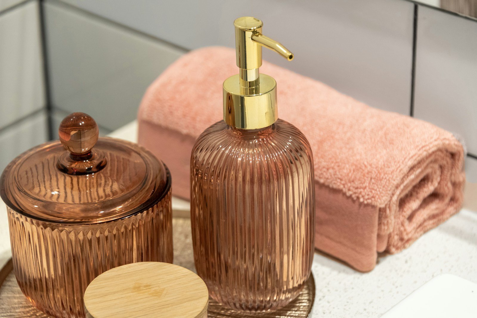Rutina cosmética básica con limpiador, sérum, crema con ceramidas y protector solar