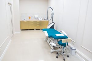 Sala de tratamiento de frío localizado preparada antes de una sesión en centro especializado
