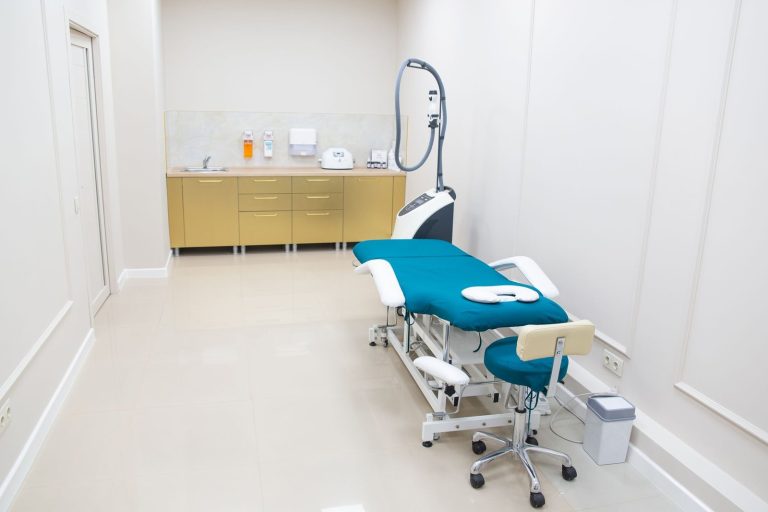 Sala de tratamiento de frío localizado preparada antes de una sesión en centro especializado